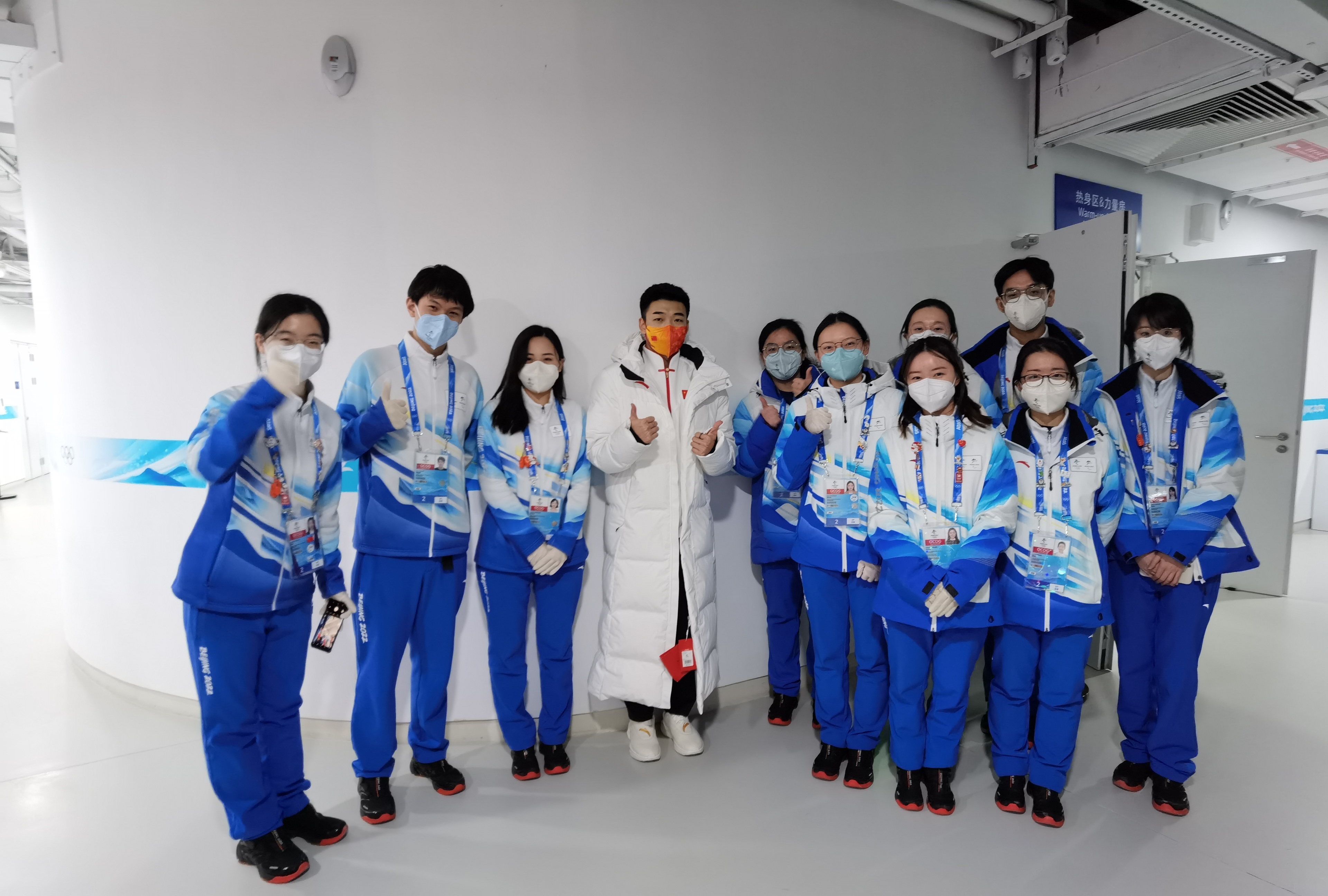 志愿者和高亭宇合照.jpg
